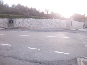 Kameni zid na Trgu Franje Tuđmana